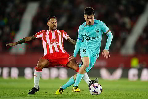 Pedr and Jonathan Viera fights for the ball